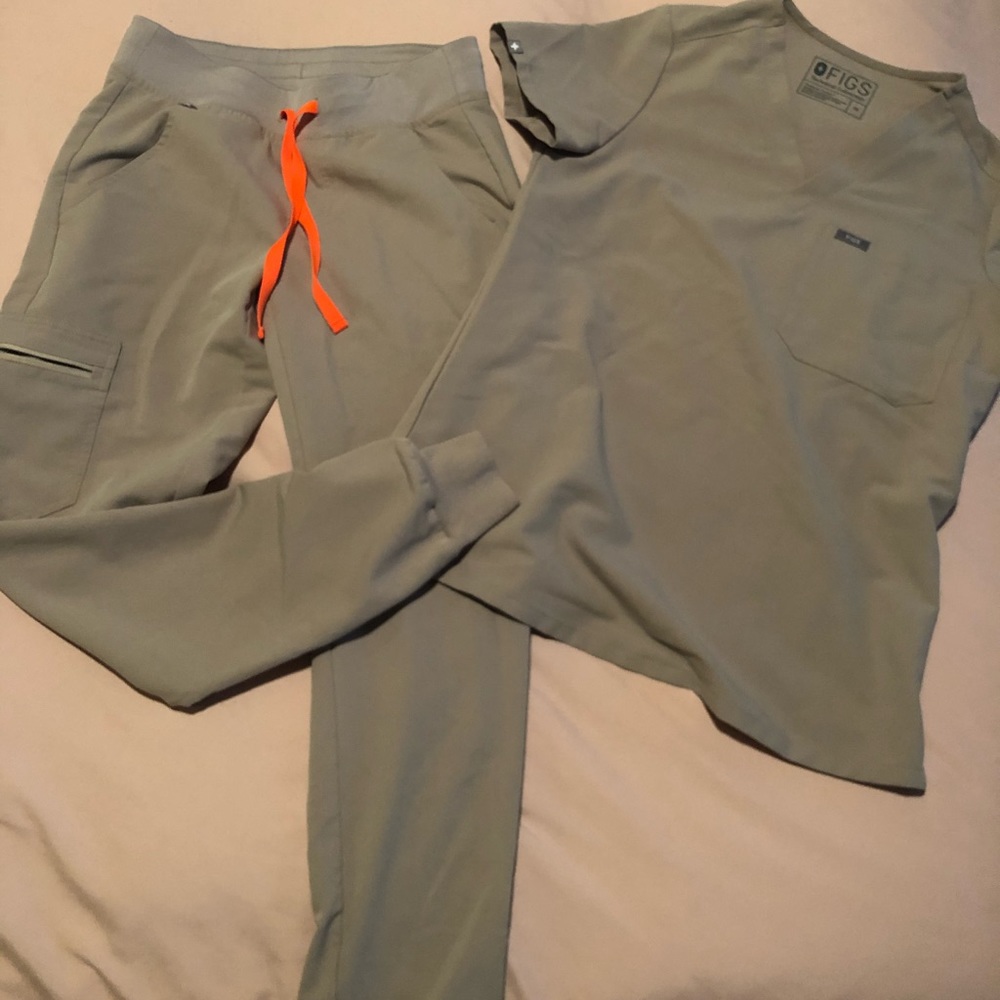 LIMITED EDITION COLOR Figs scrubset. Never worn